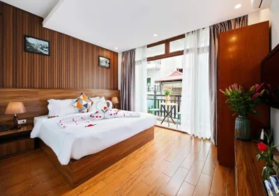 带阳台的双人间 — Hanoi Old Quarter Hotel & Travel
