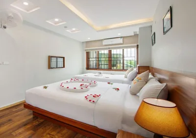 带窗户的三人间 — Hanoi Old Quarter Hotel & Travel